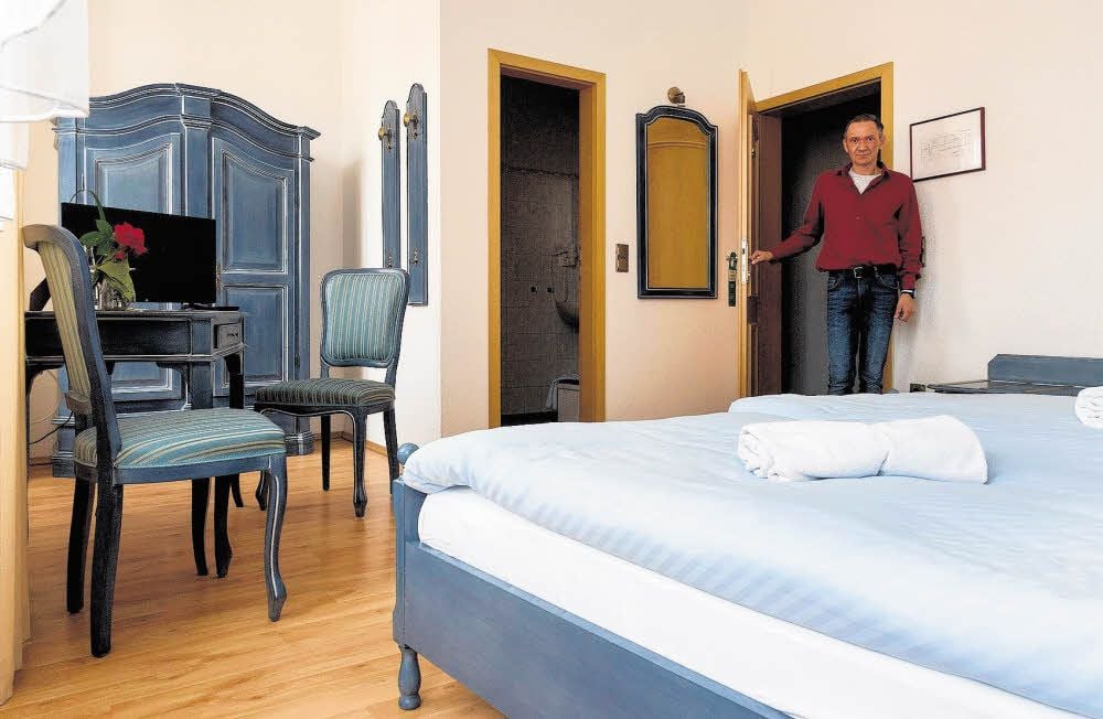 Hotelleiter Sven Bicker zeigt eines des Zimmer.