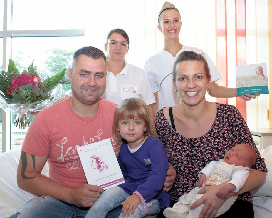 Franziska Eichler hält Frieda im Arm, neben ihr freuen sich Schwester Emma und Vater René Eichler. Ärztin Isabel Kunze (hinten l.) und Krankenpflegeschülerin Lena Ohrdorff überbrachten Glückwünsche der Klinik.
