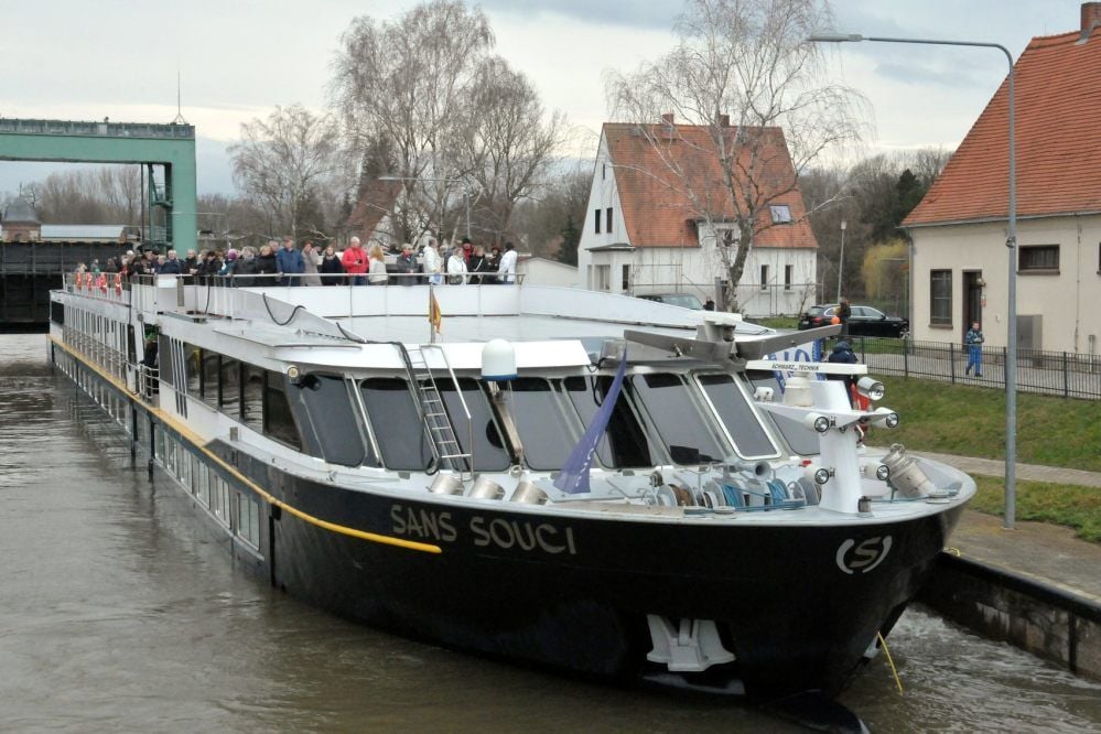 Zahlreiche Fahrgäste sind an Bord der „Sans Souci“, als sie die Bernburger Schleuse passiert.
