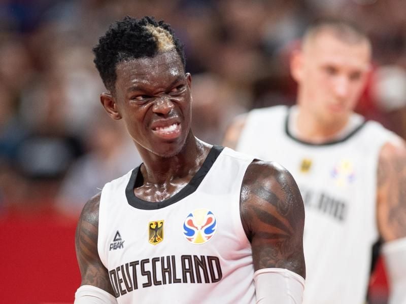Die deutschen Basketballer um Dennis Schröder (l) kassierten eine bittere Niederlage gegen die Dominikanische Republik. Foto: Swen Pförtner