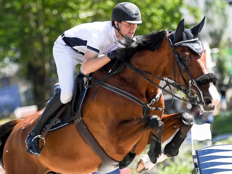 Nisse Lüneburg springt auf dem Pferd Luca Toni über ein Hindernis. Foto: Britta Pedersen/dpa-Zentralbild/dpa