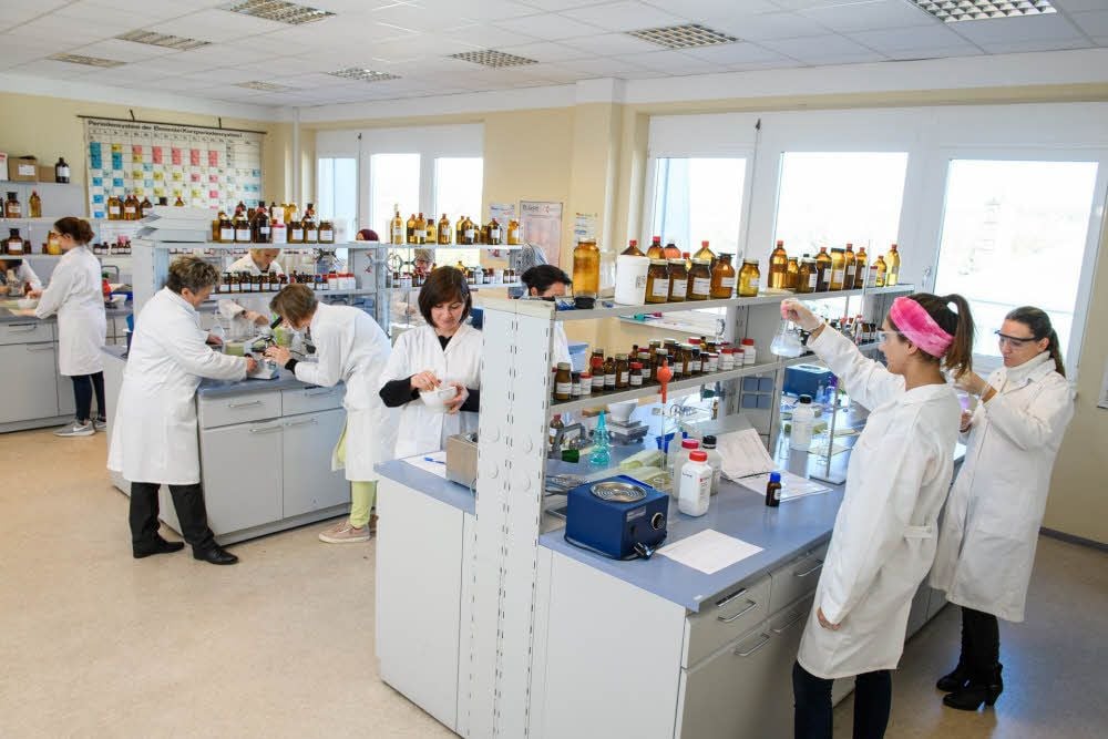 Die Medizinische Berufs-Akademie Naumburg bietet eine zweijährige Ausbildung im Bereich Pharmazeutisch-technische Assistenz an.