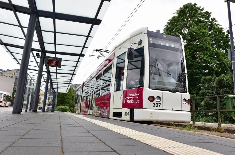 Eine Straßenbahn in Dessau.