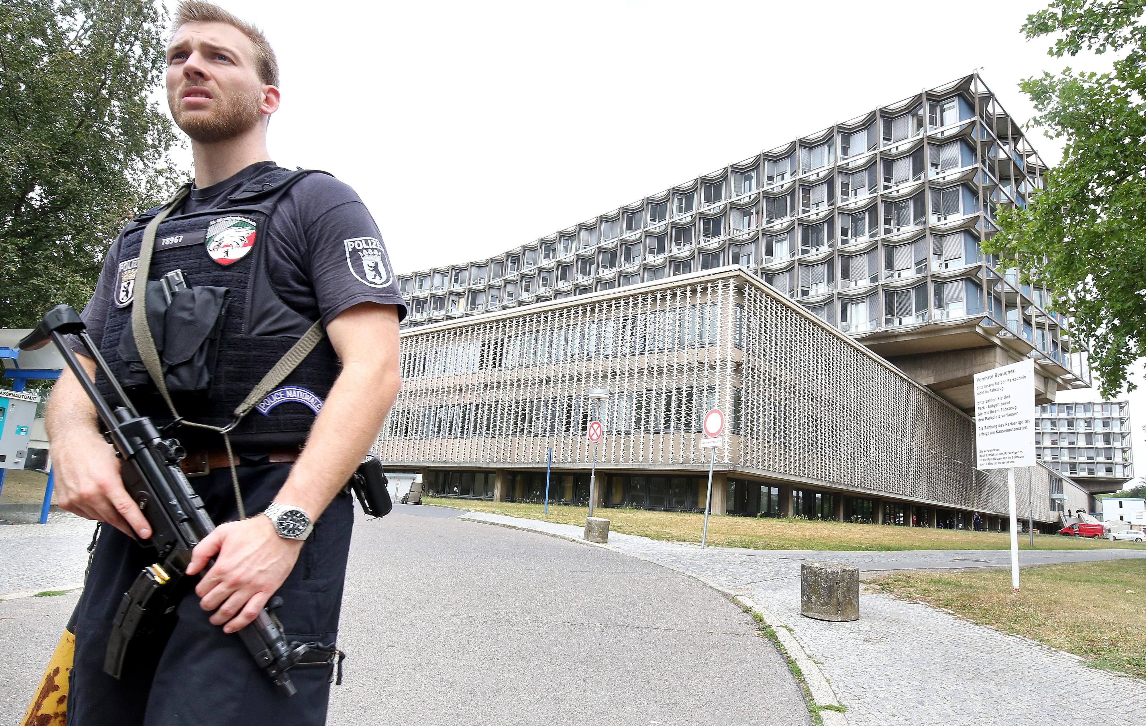 Ein Polizist sichert den Zugang zum Benjamin-Franklin-Krankenhaus in Berlin (26.07.2016).