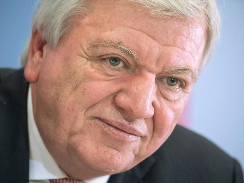 Volker Bouffier (CDU), Ministerpräsident von Hessen, spricht bei einer Pressekonferenz. Foto: Boris Roessler/dpa
