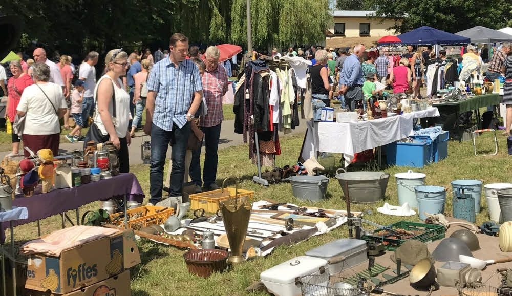 Schauen, staunen, kaufen: Der Flohmarkt in Uftrungen war gut besucht.
