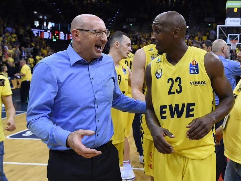 Oldenburgs Trainer Mladen Drijencic und Routinier Rickey Paulding freuen sich über den Halbfinaleinzug. Foto: Carmen Jaspersen