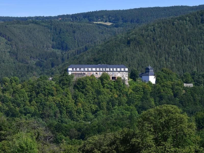 Schloss Schwarzburg ragt aus den Wäldern im Schwarzatal. Foto: Martin Schutt/dpa