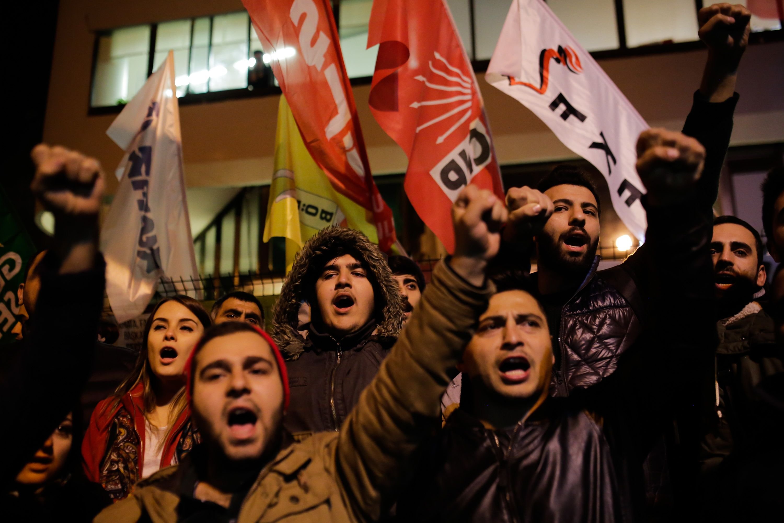 Vor dem Cumhuriyet-Gebäude versammelten sich viele Unterstützer der kritischen Zeitung und demonstrierten gegen die Verhaftung der Journalisten.