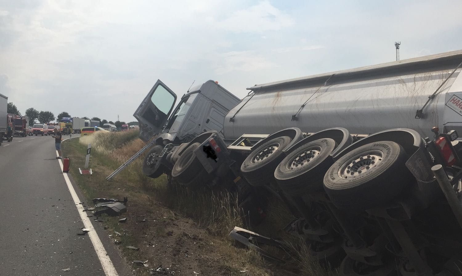 Die B 86 zwischen Annarode und Riestedt ist aufgrund eines Unfalls voll gesperrt.