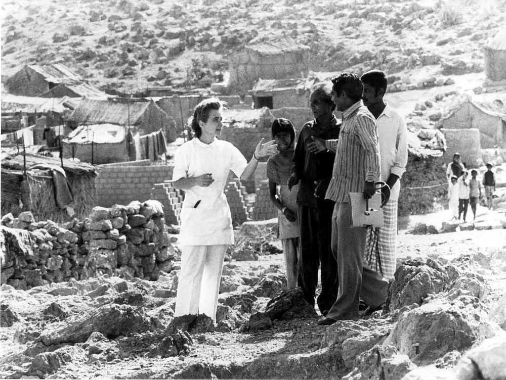 Eine undatierte Aufnahme (etwa von 1960) von Ruth Pfau inmitten des Lepra-Ghettos von Karachi. Eigentlich wollte die junge Frau nach Indien.