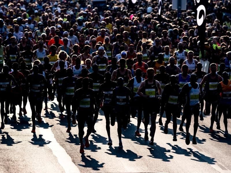 Die Läufer starten in Hannover zum Marathon. Foto: Peter Steffen/dpa