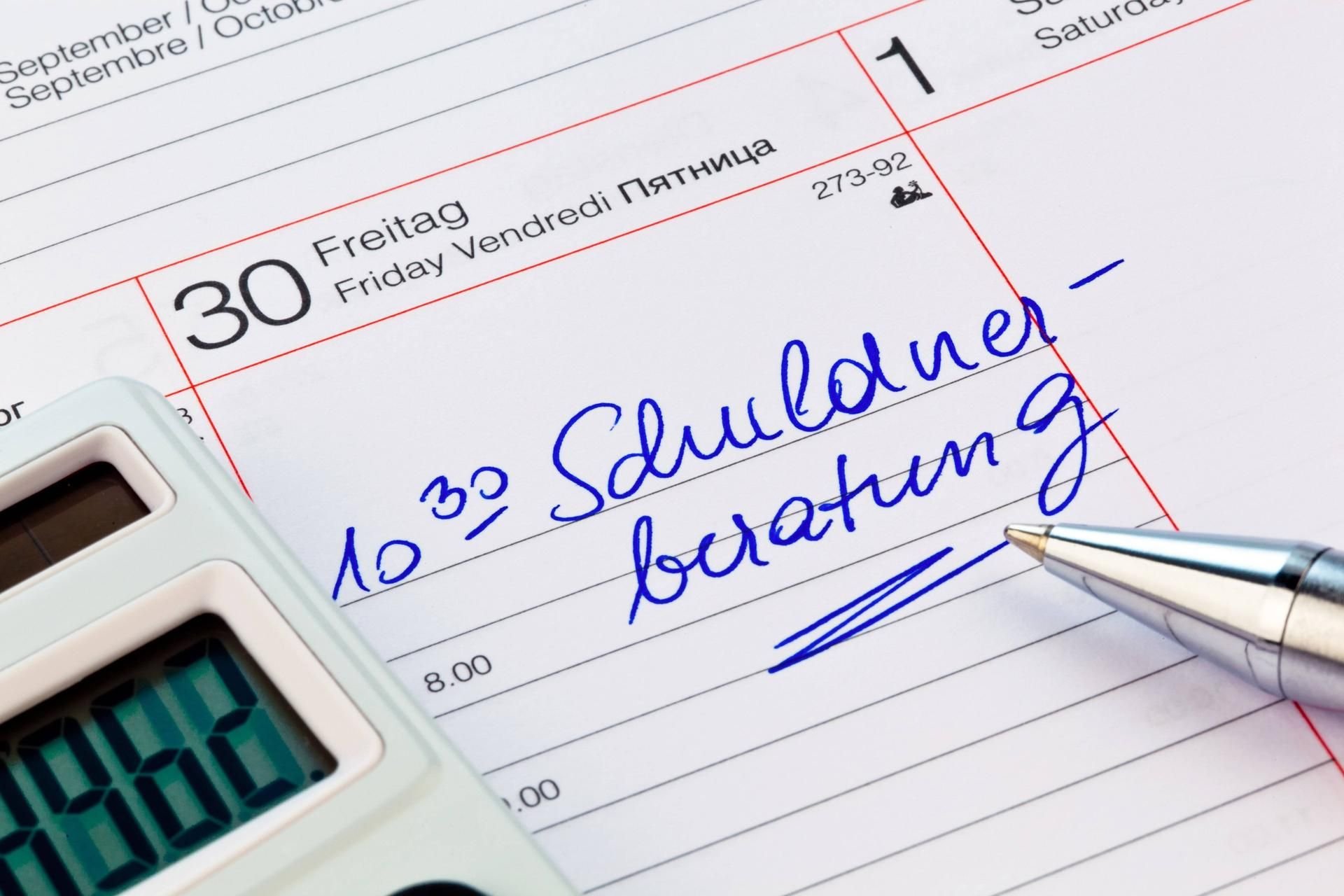 In einem Kalender ist der Termin bei einer Schuldnerberatung notiert.