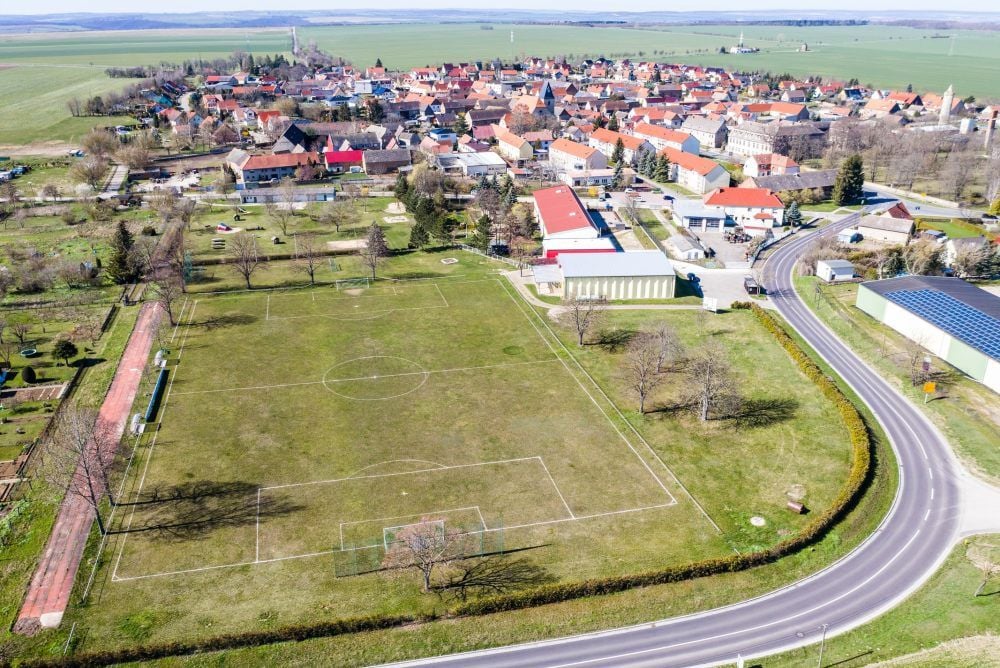 Der Sportplatz des Gleinaer SV, direkt an der B180 gelegen, aus der Vogelperspektive.