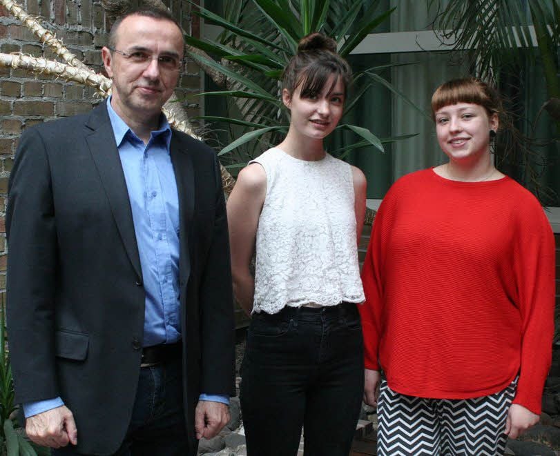 Das Duo tdachs vom Jessener Gymnasium, Gabriella Wieser und Laura-Marie Marx, mit Wirtschaftslehrer Michael Hollwitz (von rechts)