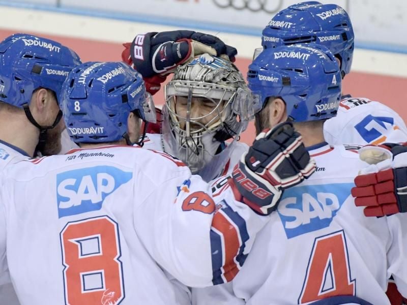 Die Spieler von Mannheim um Torwart Dennis Endras (M) feiern den Sieg im zweiten Halbfinalspiel. Foto: Stefan Puchner