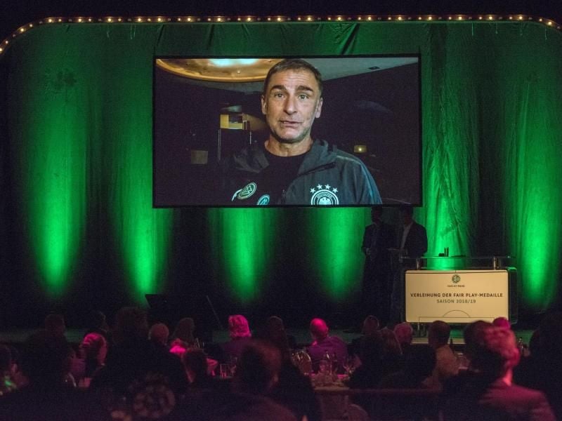 Stefan Kuntz bedankt sich via Video für die Fair-Play-Medaille des Deutschen Fußball-Bundes im Bereich Profis. Foto: Caroline Seidel/dpa