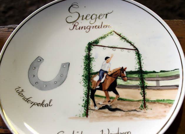 Der Wanderpokal von 2009, seinerzeit noch im Porzellanwerk Annaburg handbemalt, wird weiter wandern. Auch Sieger Steffen Richter gewann ihn nicht zum dritten Mal in Folge.