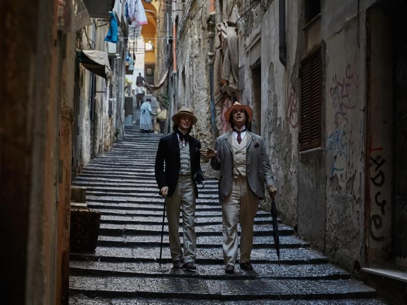 Oscar Wilde (Rupert Everett, r) mit seinem Liebhaber Bosie (Colin Morgan) in den Gassen Neapels. Foto: Wilhelm Moser/Concorde Filmverleih GmbH