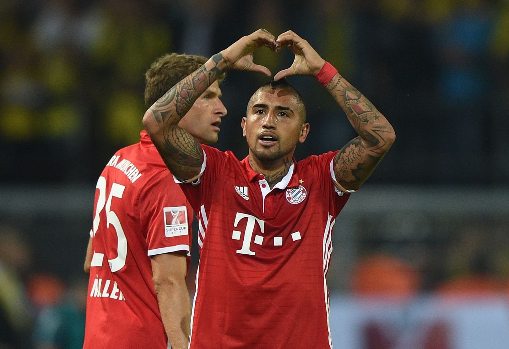 Münchens Arturo Vidal jubelt über seinen Treffer zum 0:1. Im Hintergrund Thomas Müller.