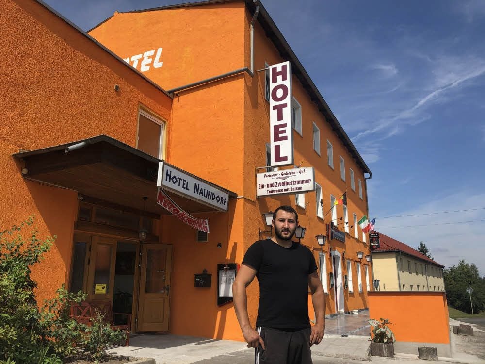 Sascha Kerimov steht vor dem Hotel in Naundorf, welches er übernommen hat.