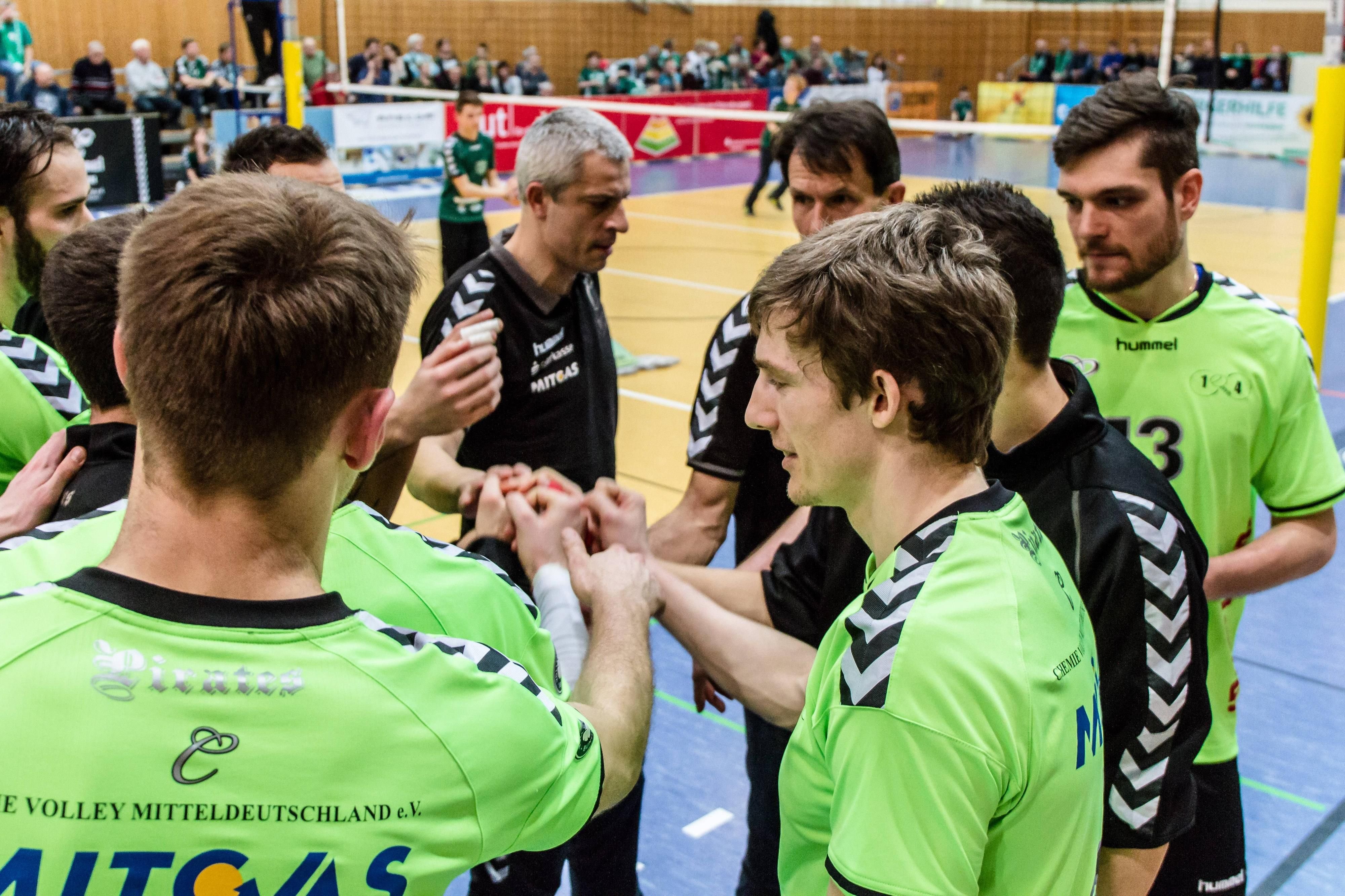 Die CVM-Volleys stehen um Mircea Dudas und Ulf Quell.