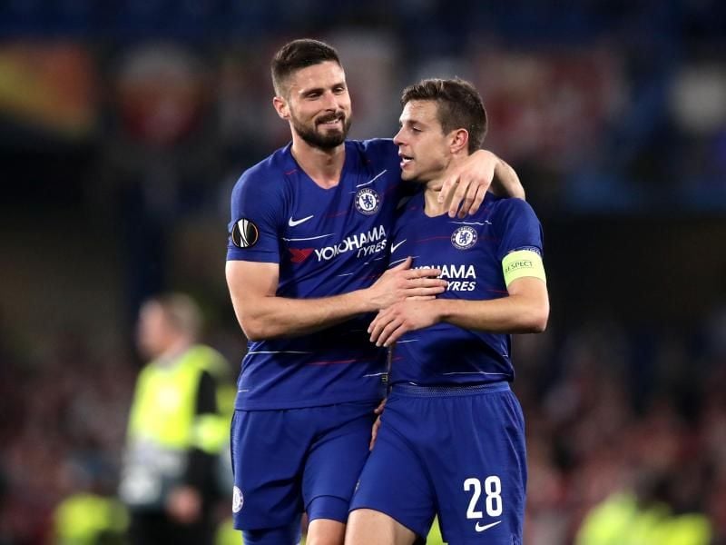 Die Chelsea-Profis Olivier Giroud (l) und Cesar Azpilicueta jubeln nach dem Halbfinaleinzug. Foto: John Walton/PA Wire