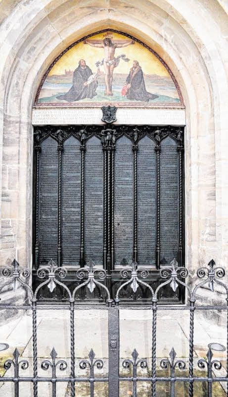Die Thesen-Tür an der Schlosskirche in Wittenberg. Das Original gibt es nicht mehr. Diese Tür wurde der Stadt 1858 vom preußischen König Friedrich Wilhelm IV. geschenkt. Sie enthält den in Bronze gegossenen Text der 95 Thesen Luthers.Foto: dpa