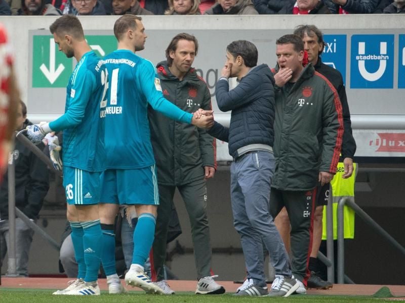 Manuel Neuer (2.v.l.) nach seiner Auswechslung in Düsseldorf. Foto: Federico Gambarini