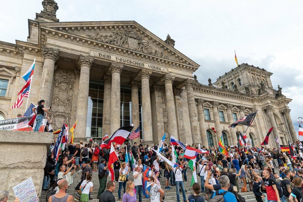 Demonstranten durchbrachen am 29.Aaugust Polizeiabsperrungen vor dem Reichstag in Berlin. Unter den Protestlern waren auch viele Rechtsextremisten.