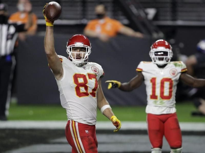 Travis Kelce (l) von den Kansas City Chiefs jubelt im Spiel gegen die Raiders über einen Touchdown. Foto: Isaac Brekken/AP/dpa
