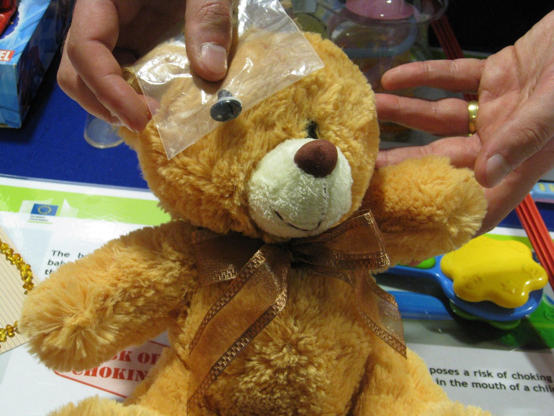 Dieser Teddybär hat ein Auge verloren. Kleinkinder könnten an dem verlorenen Auge ersticken.