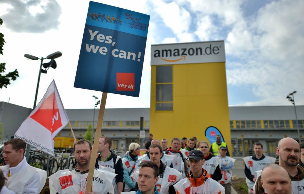 Ein wiederkehrendes Bild: Alle paar Wochen streiken Mitarbeiter in Leipzig vor dem Versandzentrum.