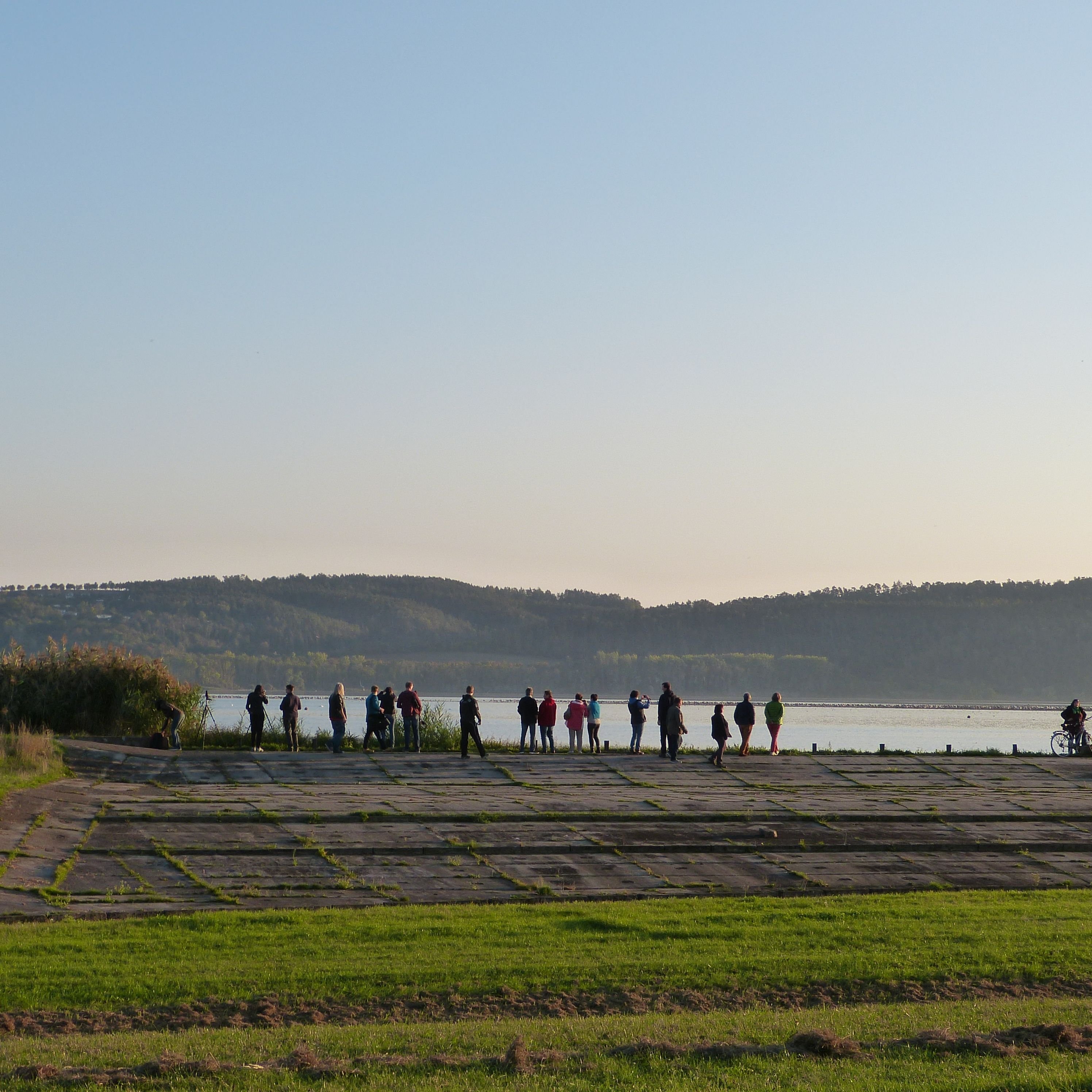 Besucher, die sich illegal am Stausee aufhalten.