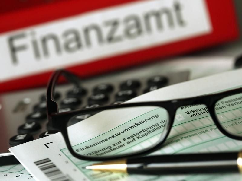 Für das Ehrenamt kann die Einkommensteuererklärung weiterhin in Papierform abgegeben werden. Die Tätigkeit darf mit nicht mehr als jährlich maximal 720 Euro beziehungsweise 2400 Euro als Übungsleiter entlohnt werden. Foto: Oliver Berg