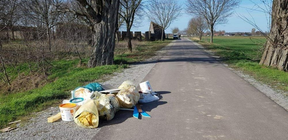 Unschöner Anblick: Eimer, Säcke und vieles mehr verschandeln am Ortsrand von Aken die Umwelt.