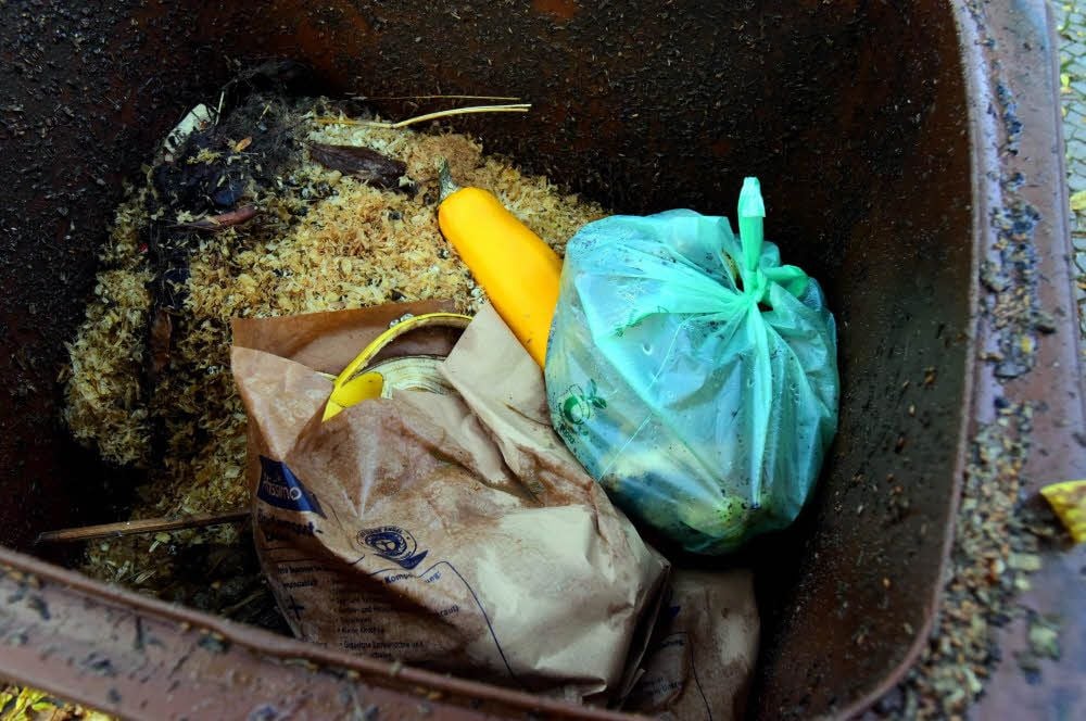 Plastiktüten haben im Biomüll nichts zu suchen. Das gilt auch für jene Tüten, die speziell als kompostierbar für Biomüll angeboten werden.