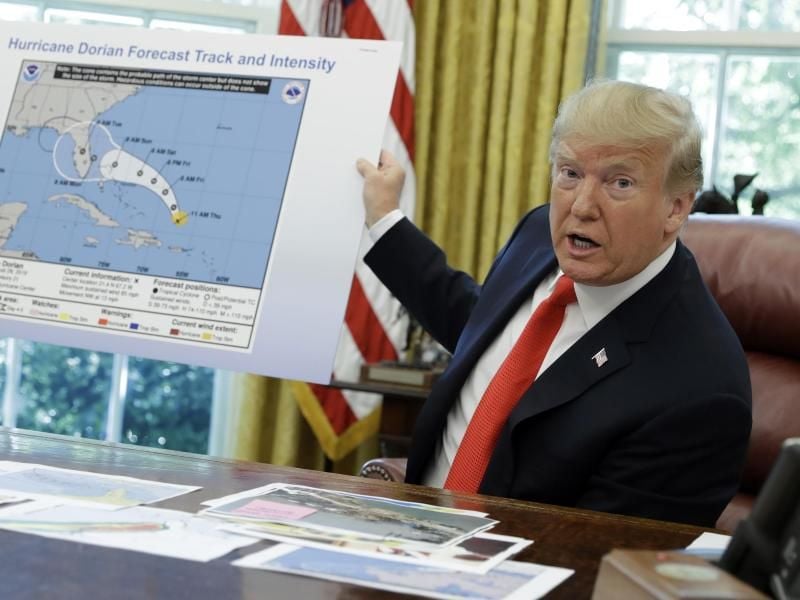Donald Trump präsentiert im Oval Office des Weißen Hauses ein Plakat mit dem Verlauf von Hurrikan „Dorian”. Foto: Evan Vucci/AP