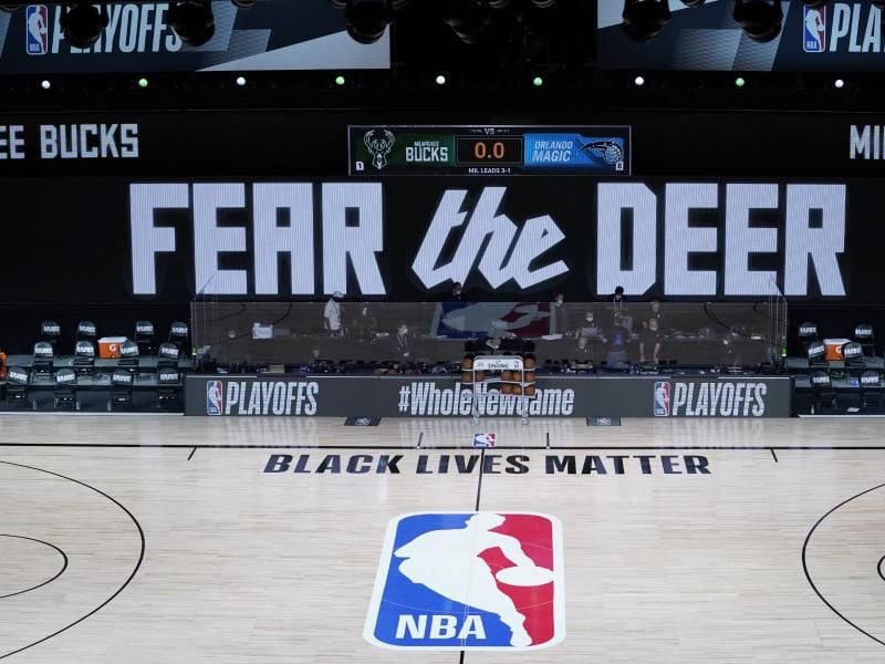 Die Halle blieb beim geplanten Spiel zwischen den Milwaukee Bucks und Orlando Magic auch auf dem Parkett leer. Foto: Ashley Landis/Pool AP/dpa