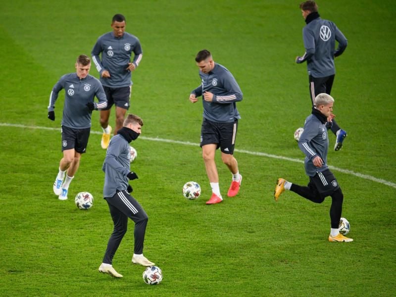 Ungeachtet der neuen Corona-Fälle beim Gegner bereiteten sich die deutschen Nationalspieler auf das Spiel gegen die Ukraine vor. Foto: Robert Michael/dpa-Zentralbild/dpa