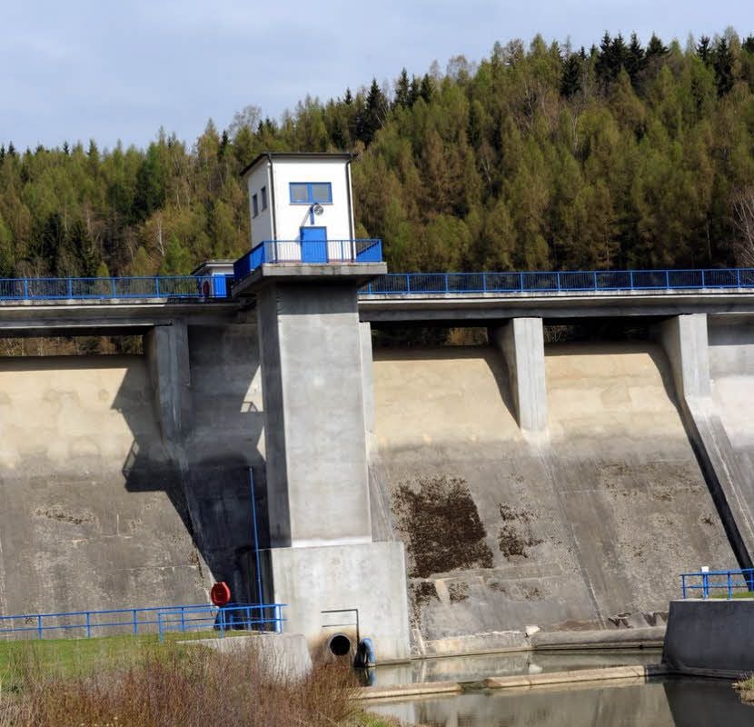 Eine kleine Tür unten am Turm führt ins Innere der Staumauer.