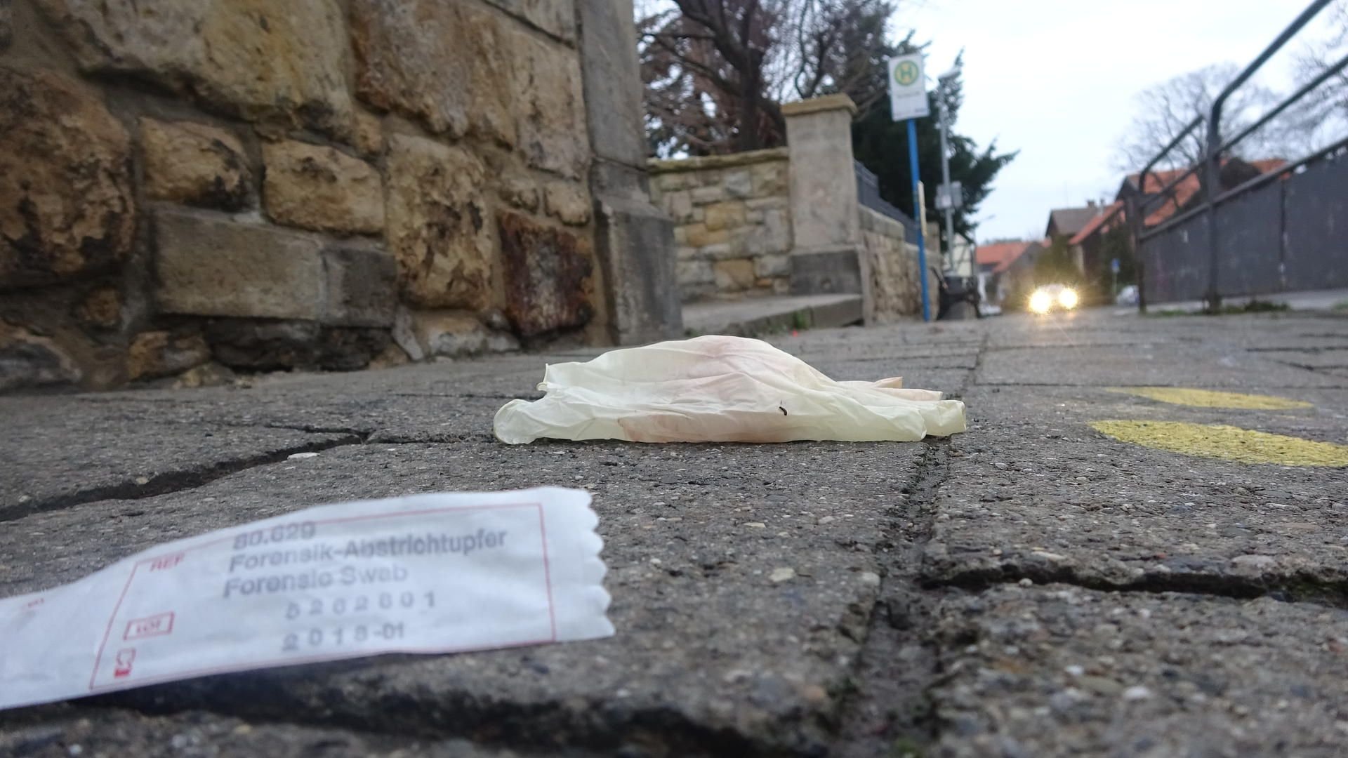 Einweghandschuhe und Verpackungsreste der Ermittler erinnerten am Morgen noch an die Tat.