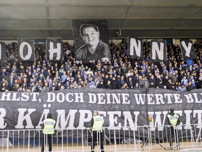 Darmstädter Fans Jonathan „Johnny” Heimes mit Bannern. Foto: Frank Rumpenhorst/Archiv