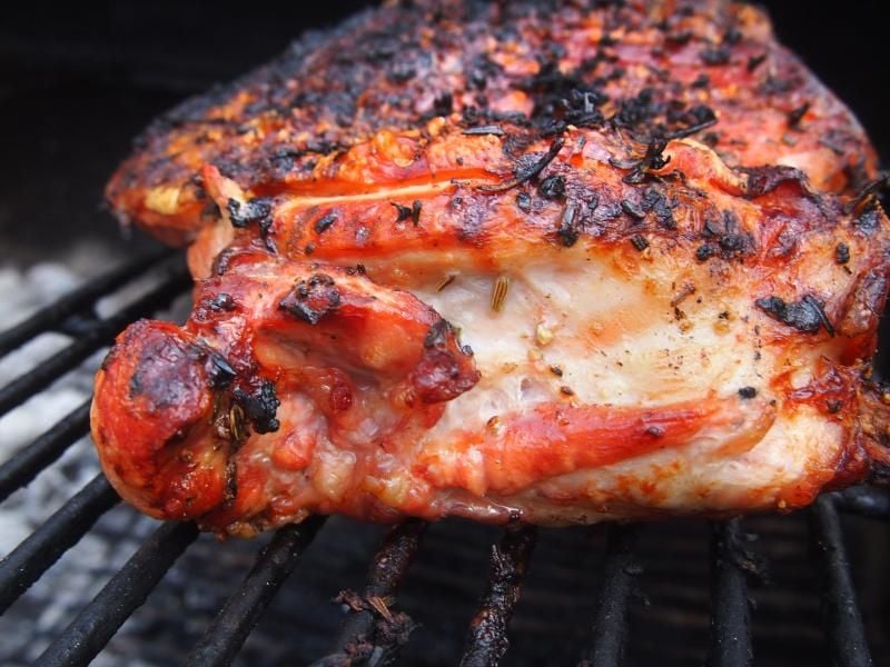 Etwa eine Stunde braucht die Spanferkelkeule auf dem Grill: Für die passende Würze sorgt eine Paste aus Knoblauch, Fenchel, Rosmarin und Thymian. Foto: Doreen Hassek/dekoreen.blogspot.de