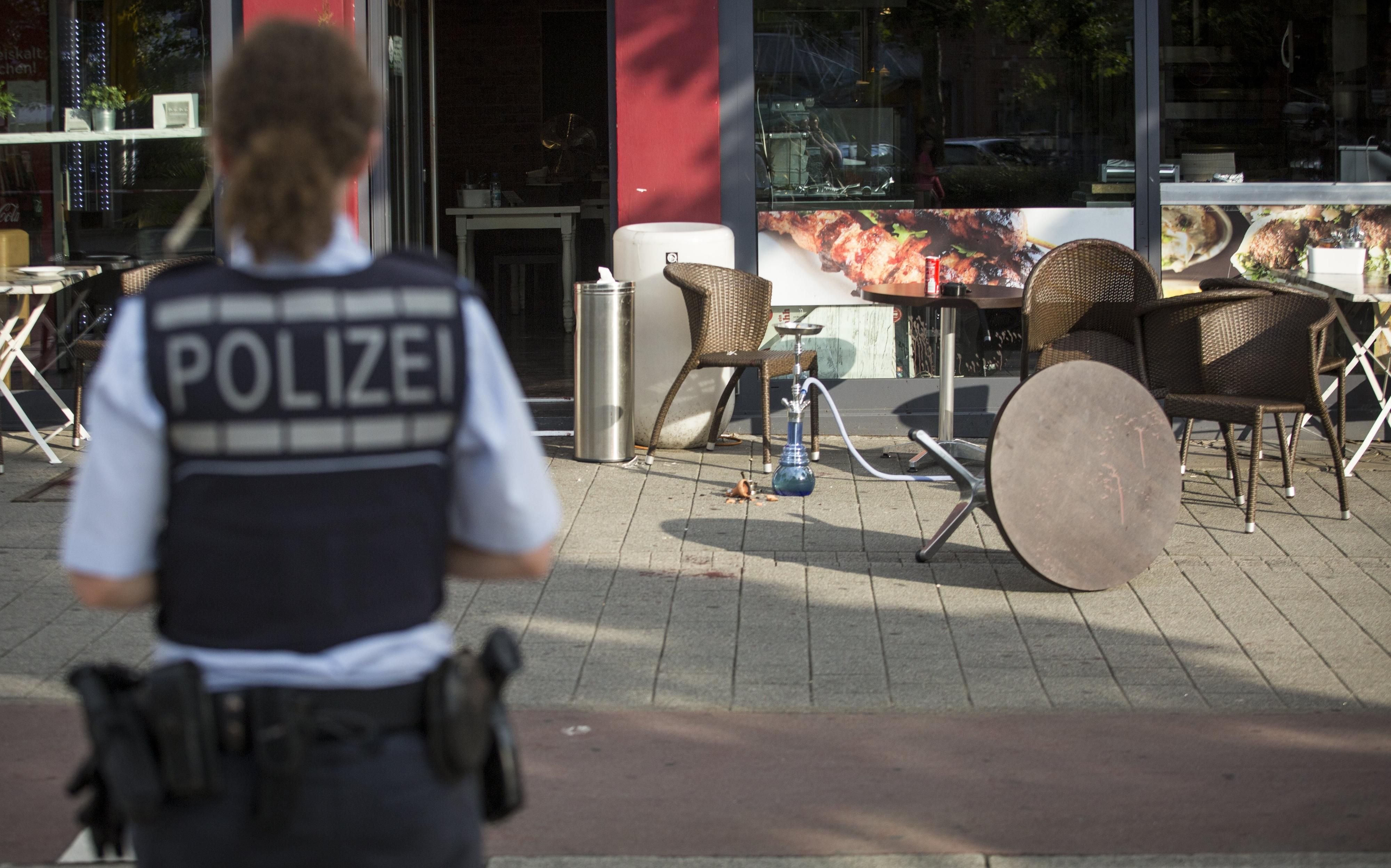 Eine Polizistin steht vor dem Imbiss, in dessen Nähe die Tat am Sonntagnachmittag stattgefunden hat.