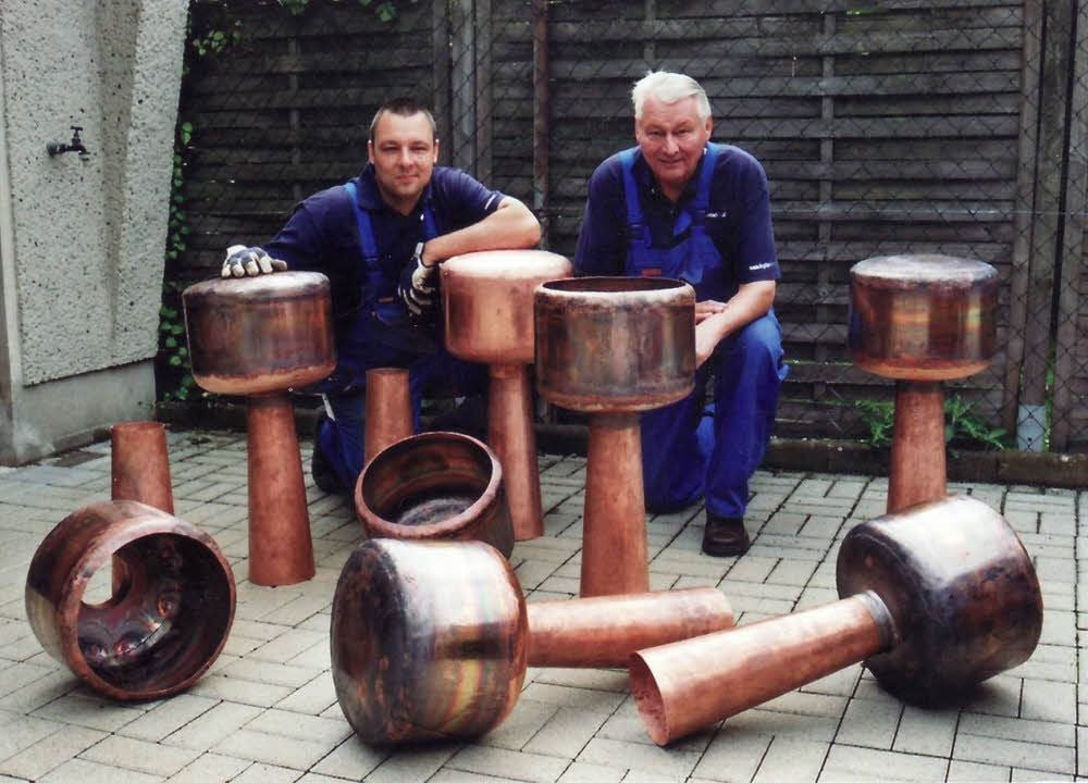 Kupferschmied Friedrich Kretschmer (r.) und sein Sohn Matthias haben die Kugeln für den Halberstädter Dom gefertigt.