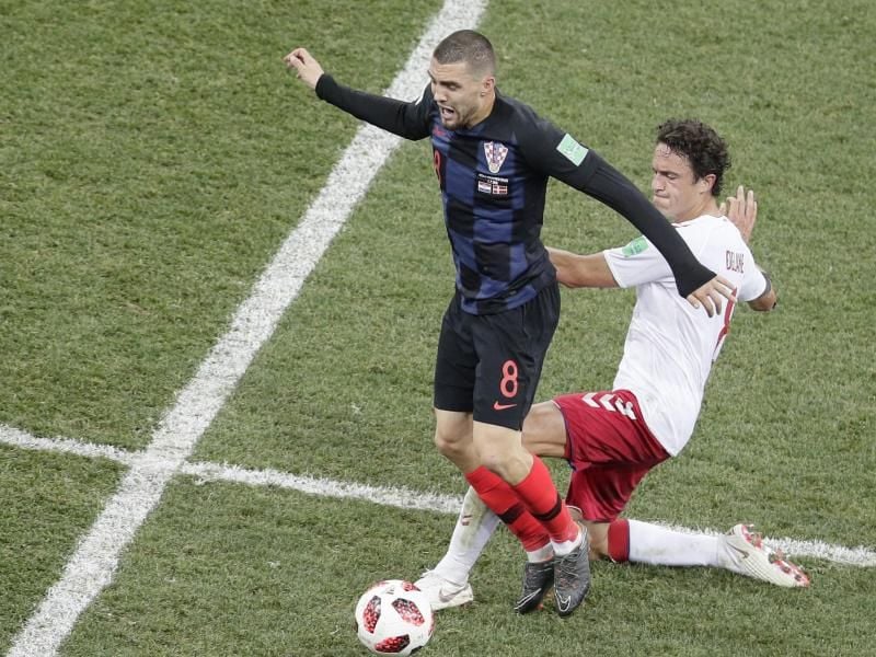 Der Kroate Mateo Kovacic (l) im Zweikampf gegen Thomas Delaney aus Dänemark. Foto: Dmitri Lovetsky/AP