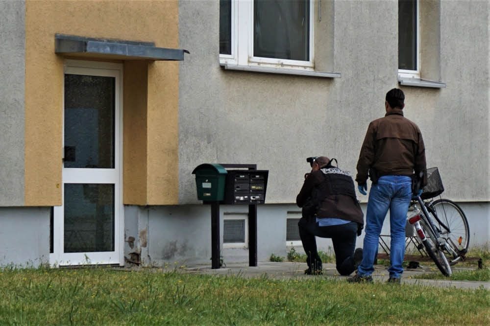 Die Kriminalpolizei fotografiert den Fundort des ausgesetzten Jungen.