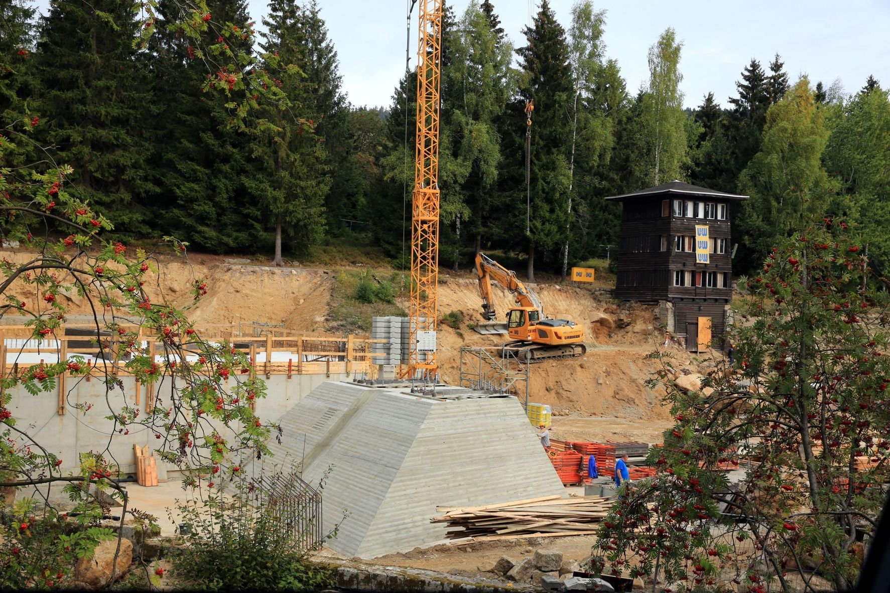Blick auf die Baustelle für das neue Eisstadion in Schierke, einem Ortsteil von Wernigerode.