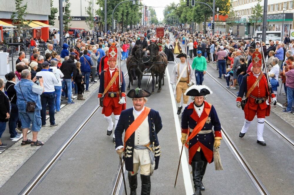Leopoldsfest 2019: Der Alte Dessauer (l.) führt den bunten Zug durch die von Zuschauern dicht gesäumten Straßen an.